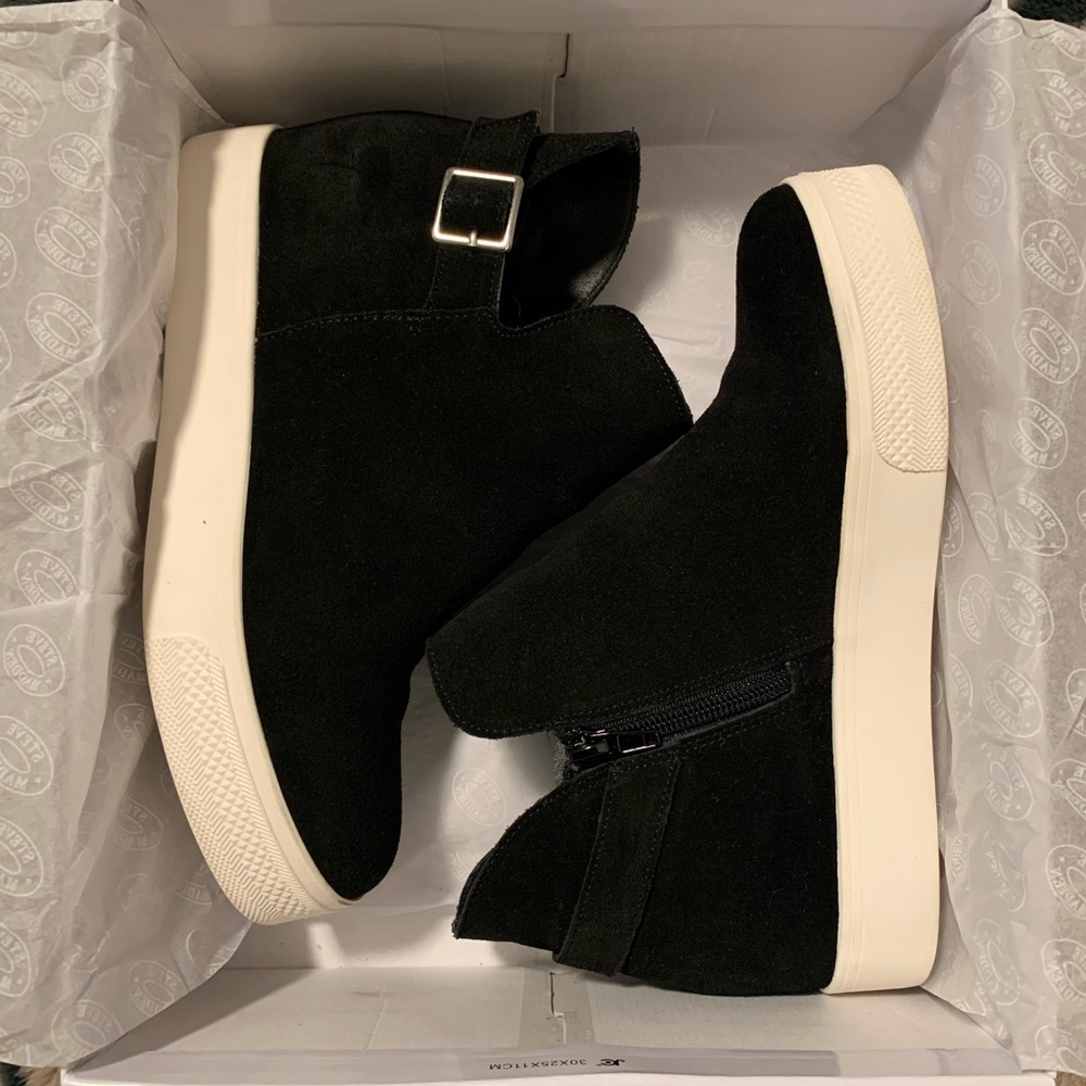 Steve Madden wedge sneaker. Black/Suede. Size 8